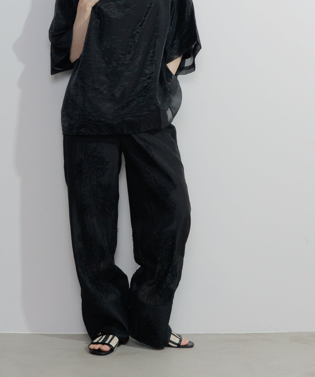 【SET】オーガンジーレイヤードTシャツ+フラワー刺繍シアーパンツ(2set)