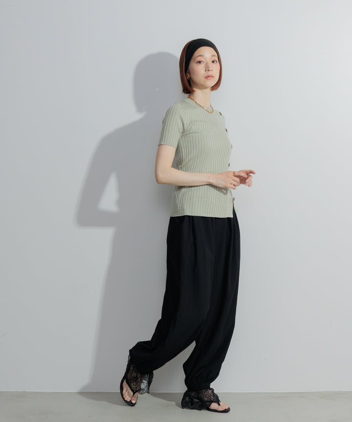 アシンメトリーボタンリブニット