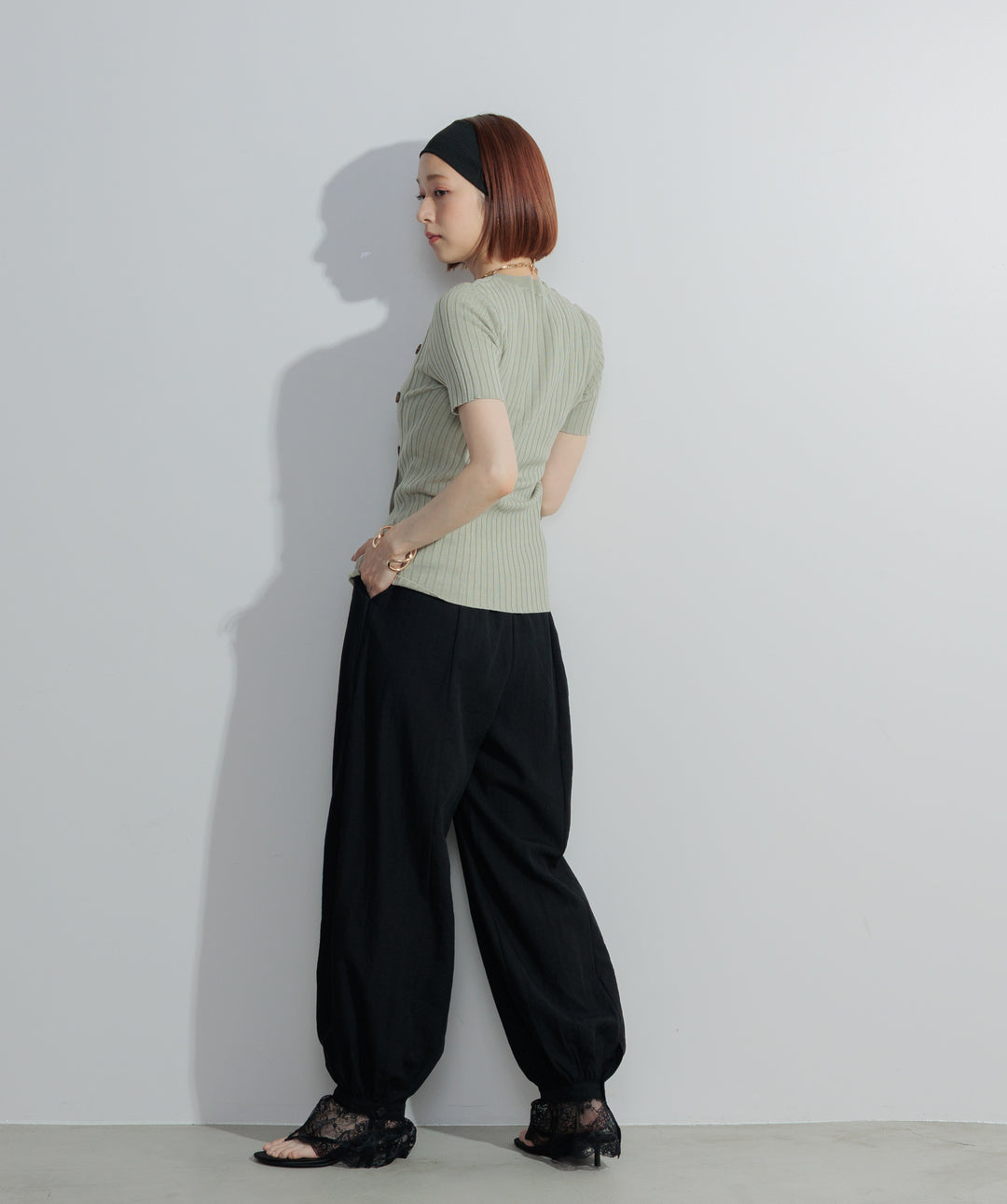 アシンメトリーボタンリブニット
