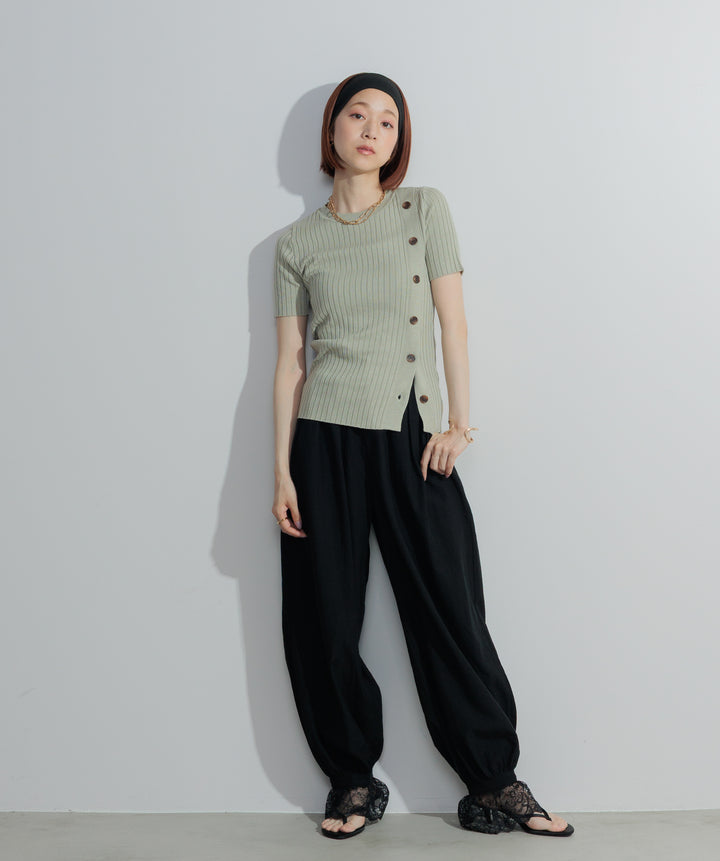 アシンメトリーボタンリブニット