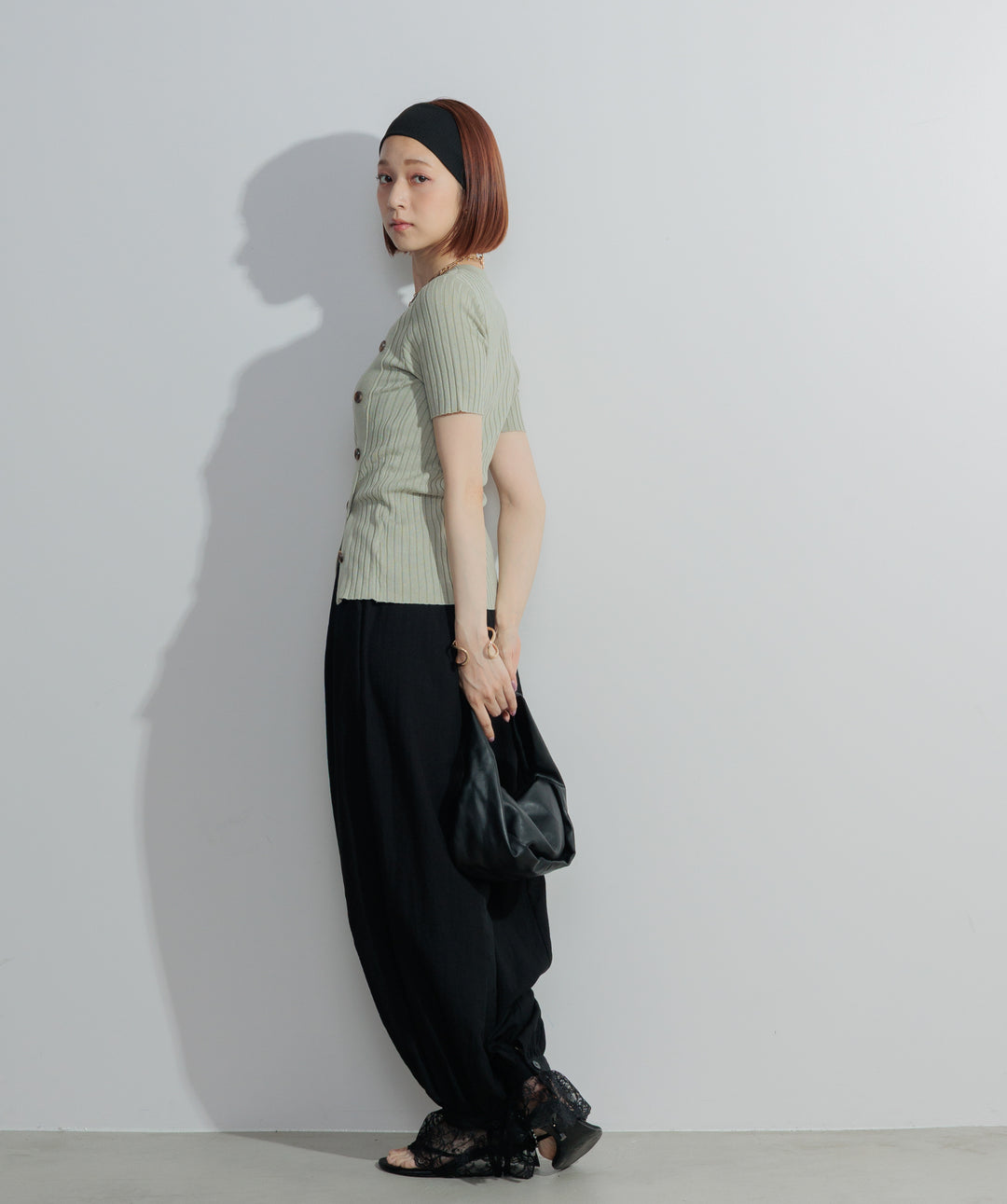 アシンメトリーボタンリブニット