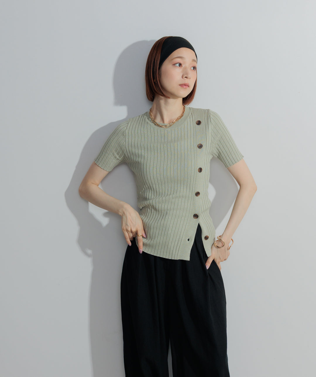アシンメトリーボタンリブニット