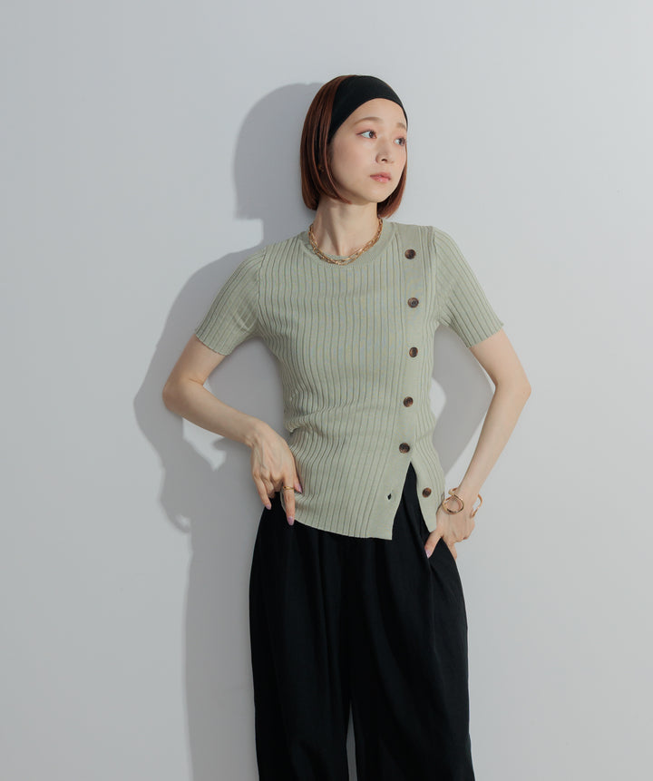 アシンメトリーボタンリブニット