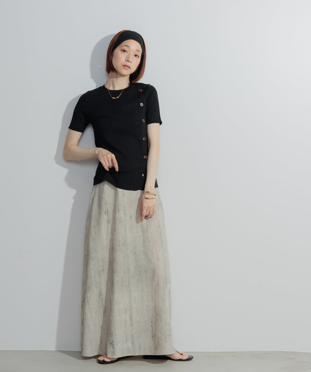アシンメトリーボタンリブニット