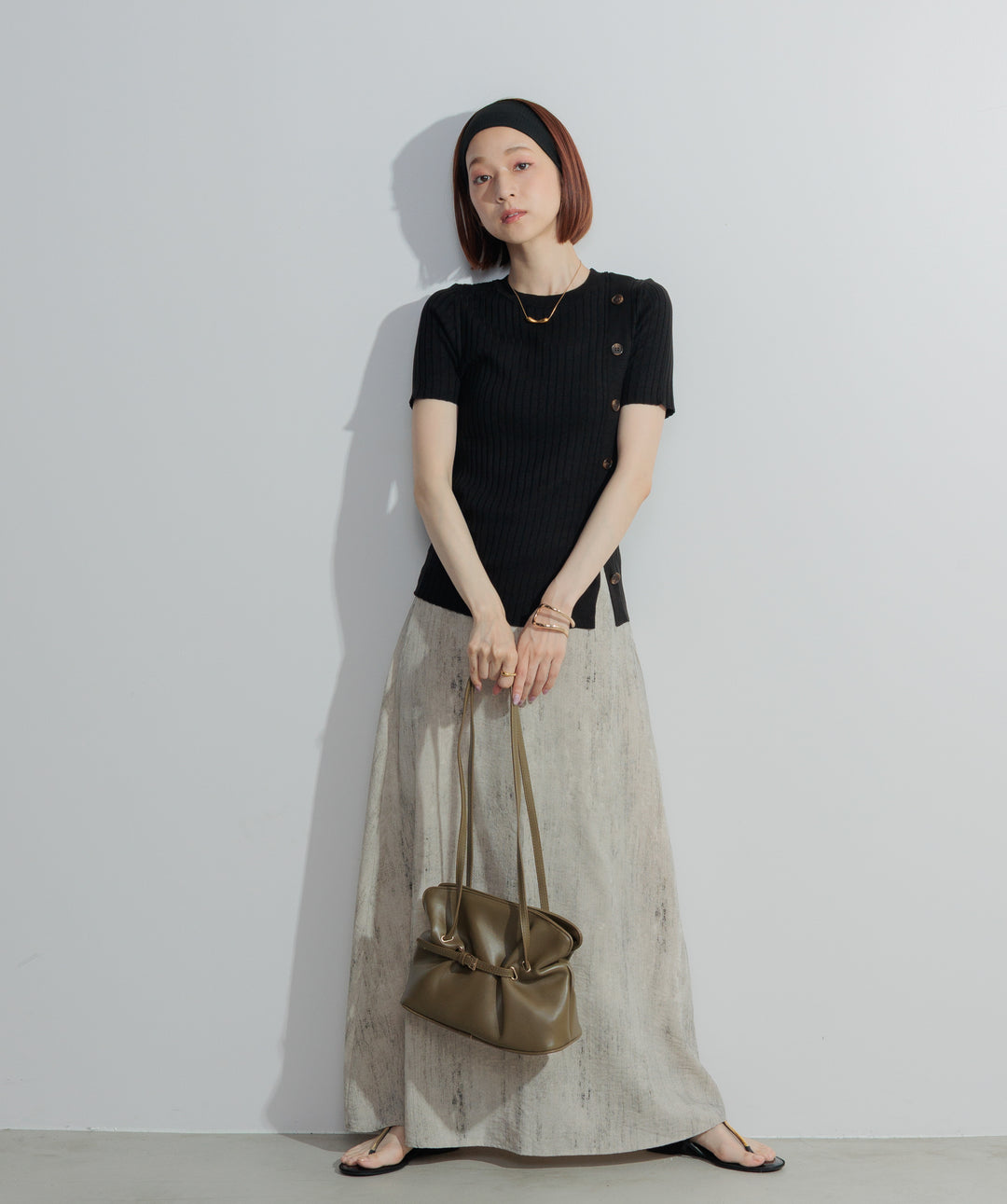 アシンメトリーボタンリブニット