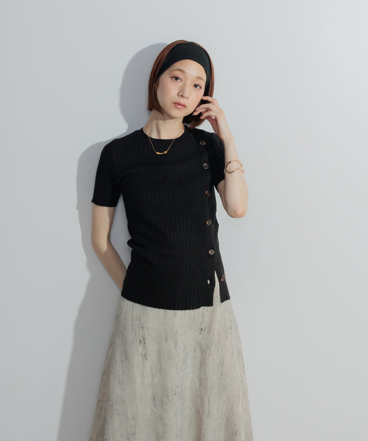 アシンメトリーボタンリブニット