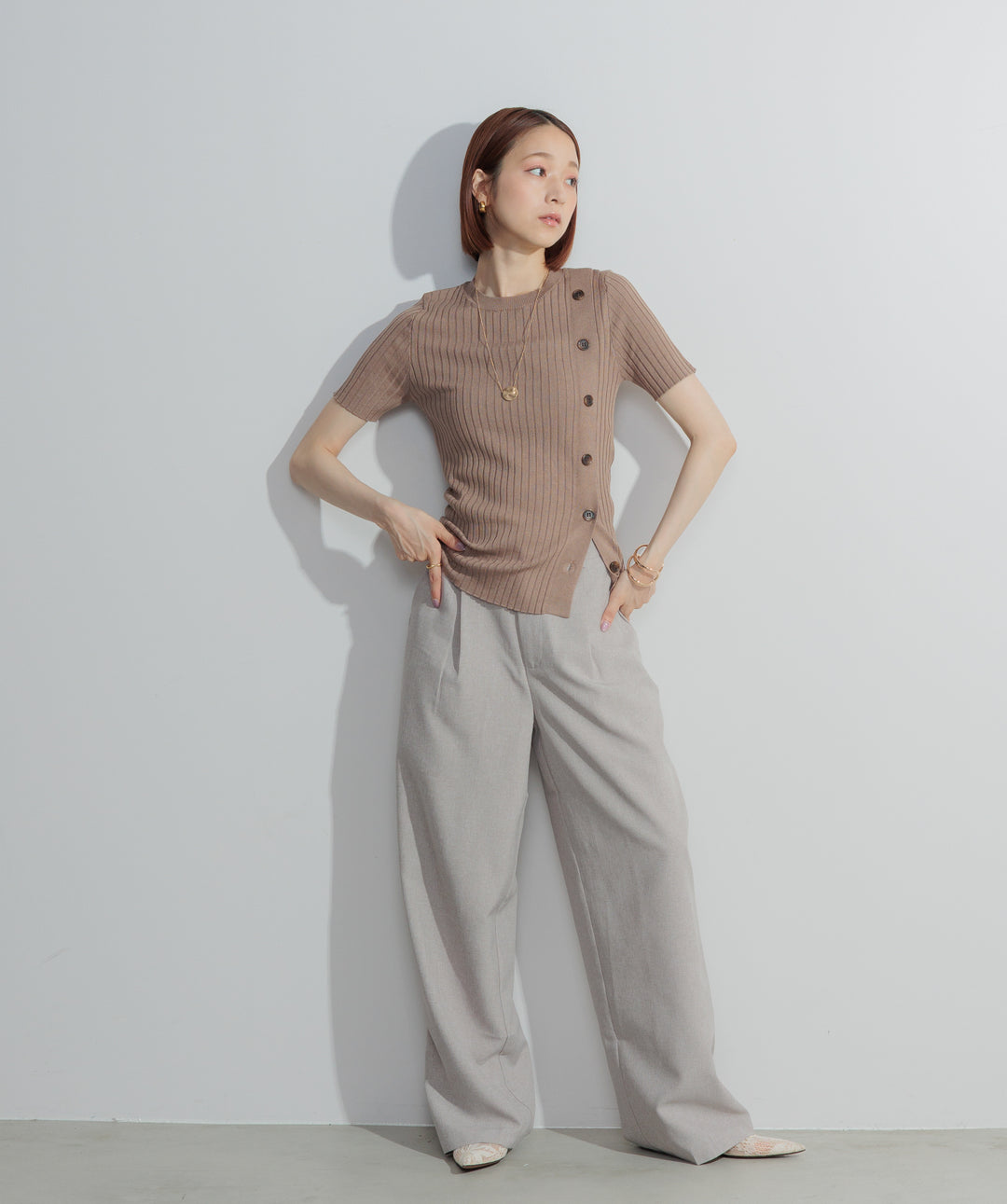アシンメトリーボタンリブニット