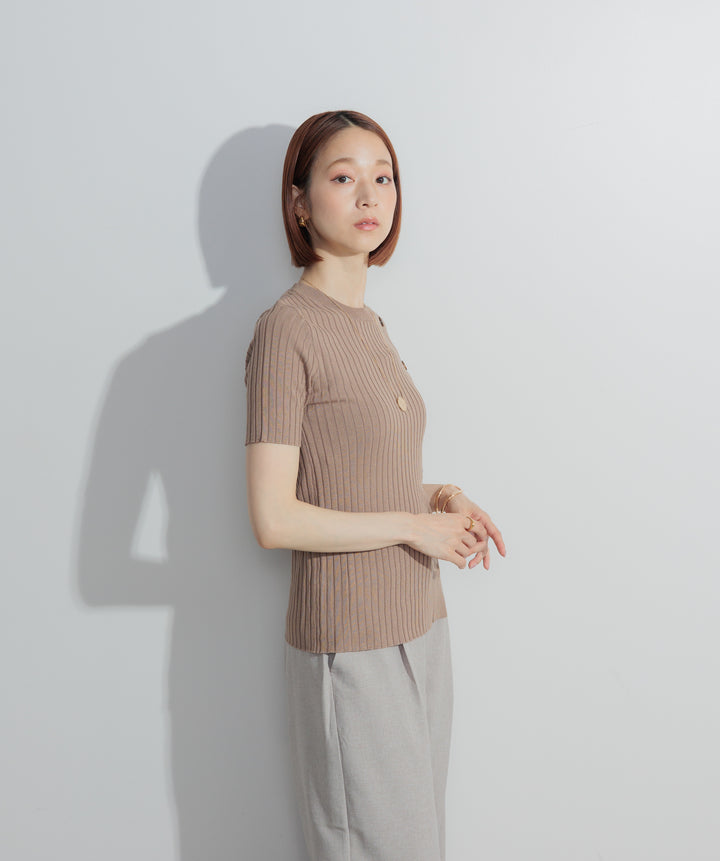 アシンメトリーボタンリブニット