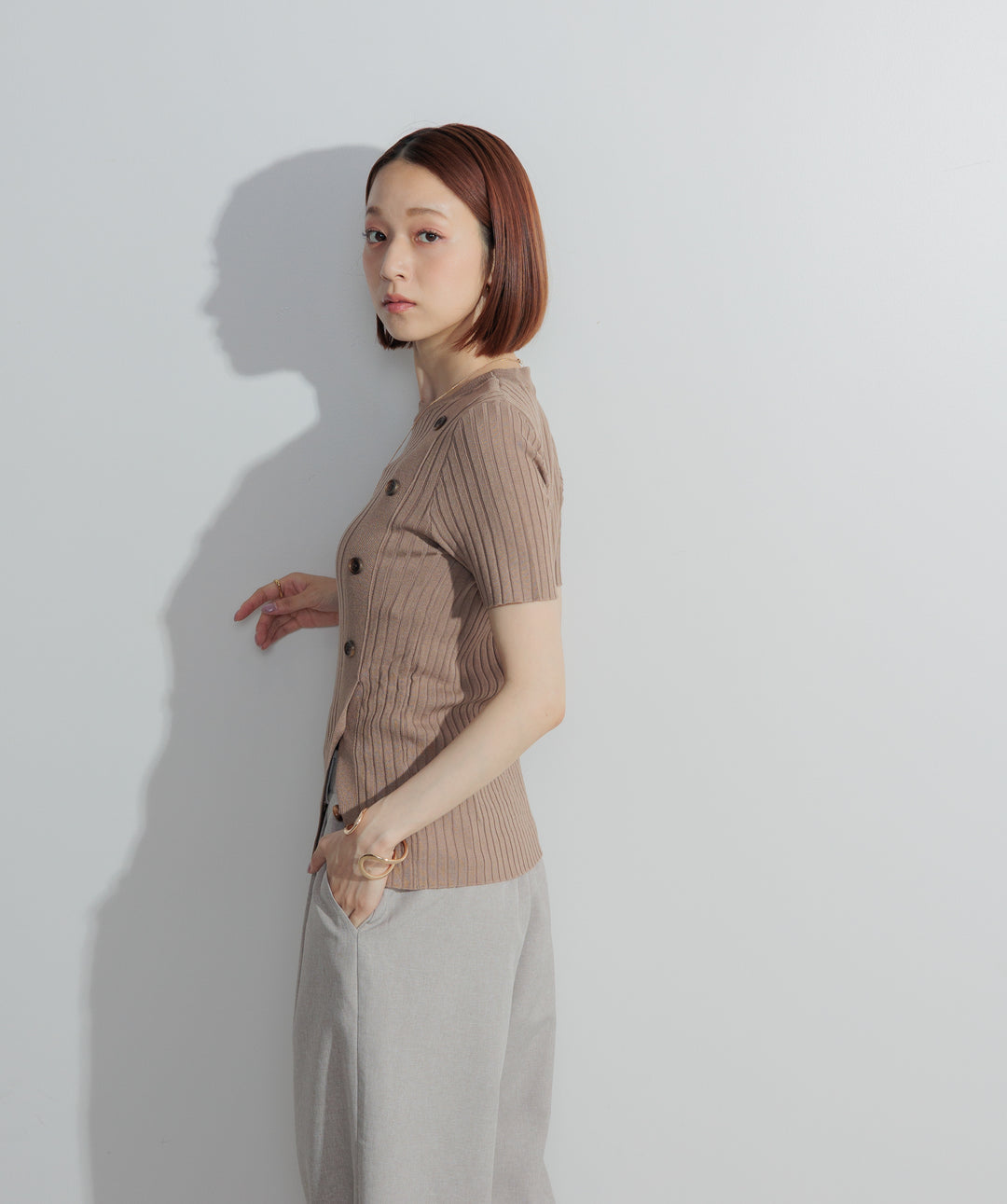 アシンメトリーボタンリブニット