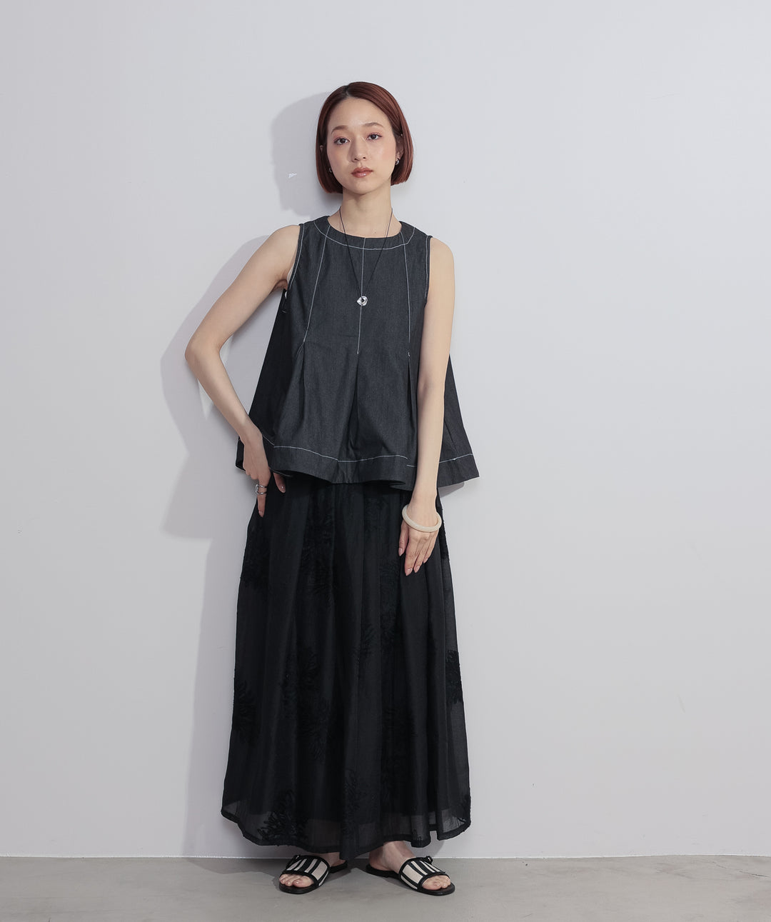 【SET】フロントタックフレアノースリーブトップス+フラワー刺繍シアースカート(2set)