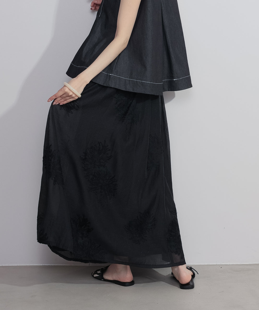 【SET】フロントタックフレアノースリーブトップス+フラワー刺繍シアースカート(2set)