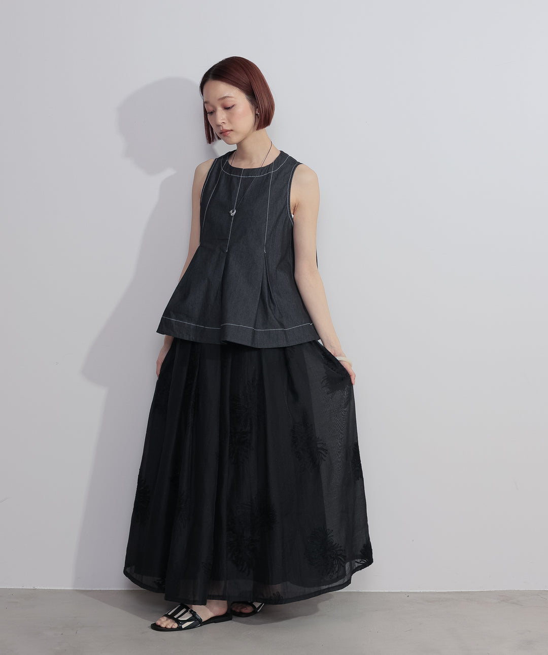【SET】フロントタックフレアノースリーブトップス+フラワー刺繍シアースカート(2set)