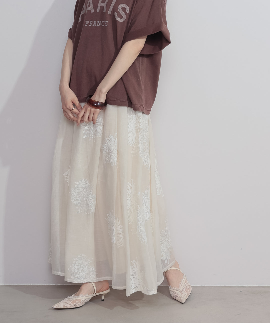 【SET】ピグメントロゴプリントTシャツ+フラワー刺繍シアースカート(2set)