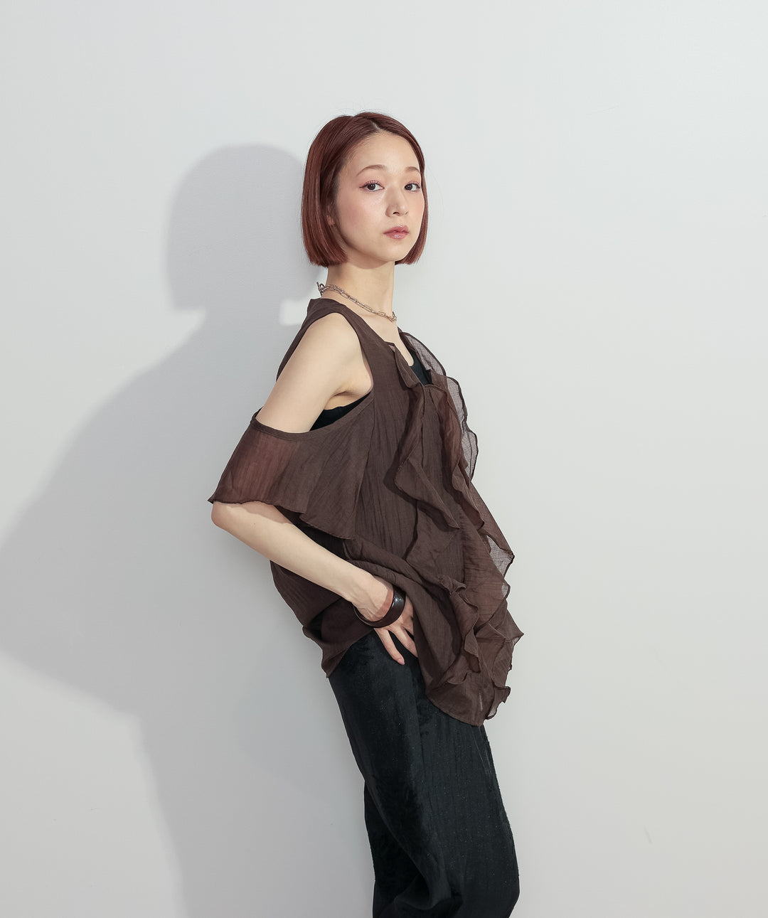 【SET】ラッフルオープンショルダーブラウス+フラワー刺繍シアーパンツ(2set)