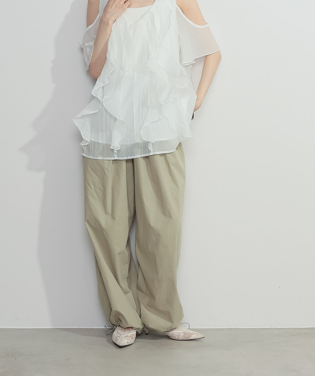 【SET】ラッフルオープンショルダーブラウス+タックデザインドロストパンツ(2set)
