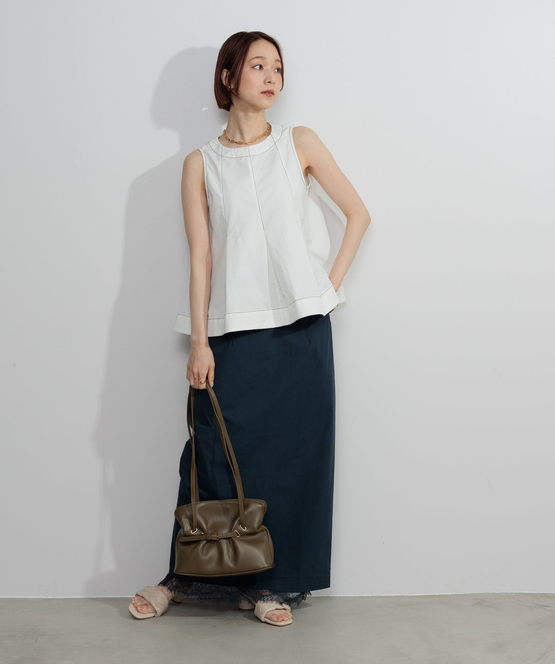 【SET】フロントタックフレアノースリーブトップス+バックスリットレースヘムスカート(2set)