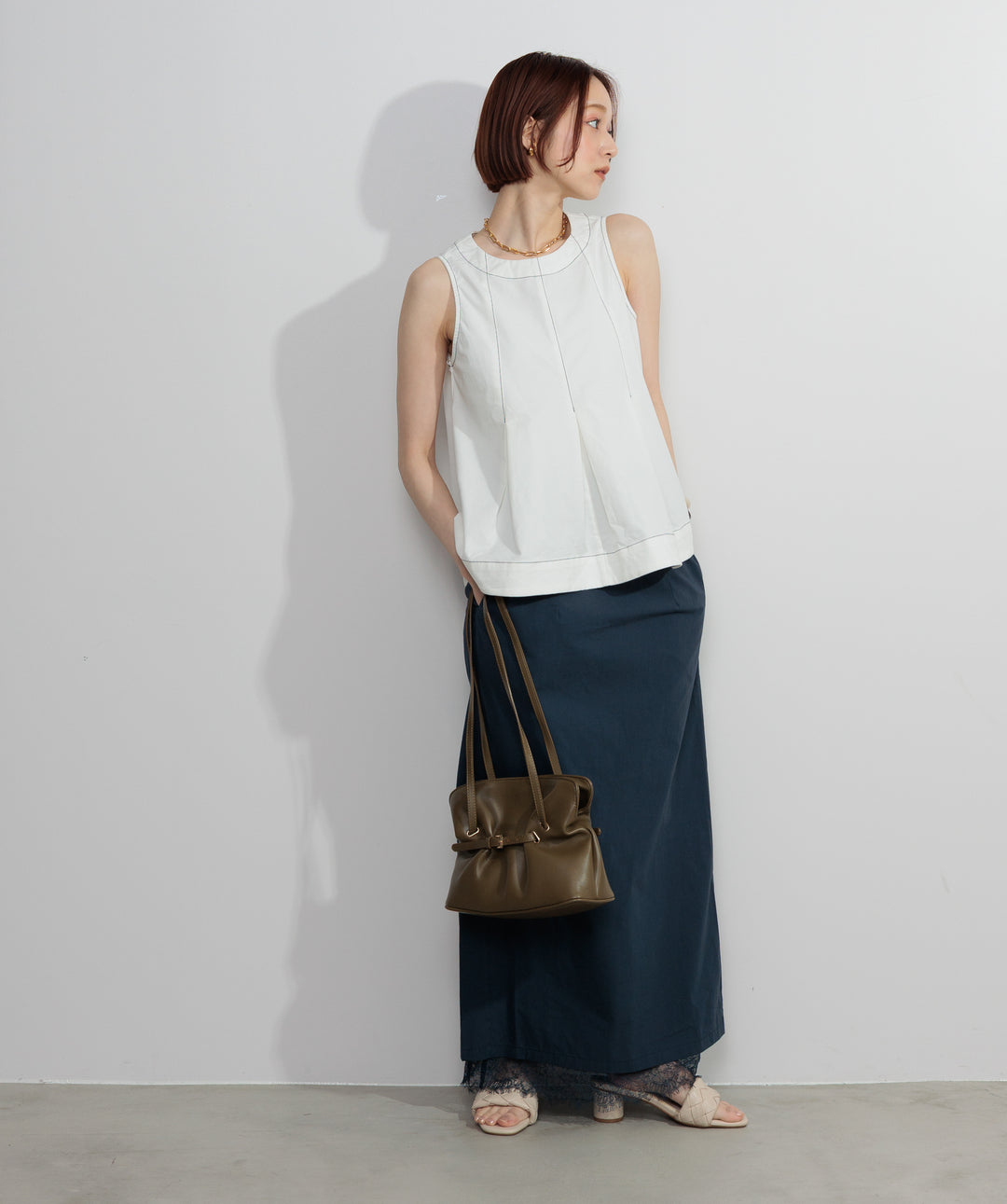 バックスリットレースヘムスカート