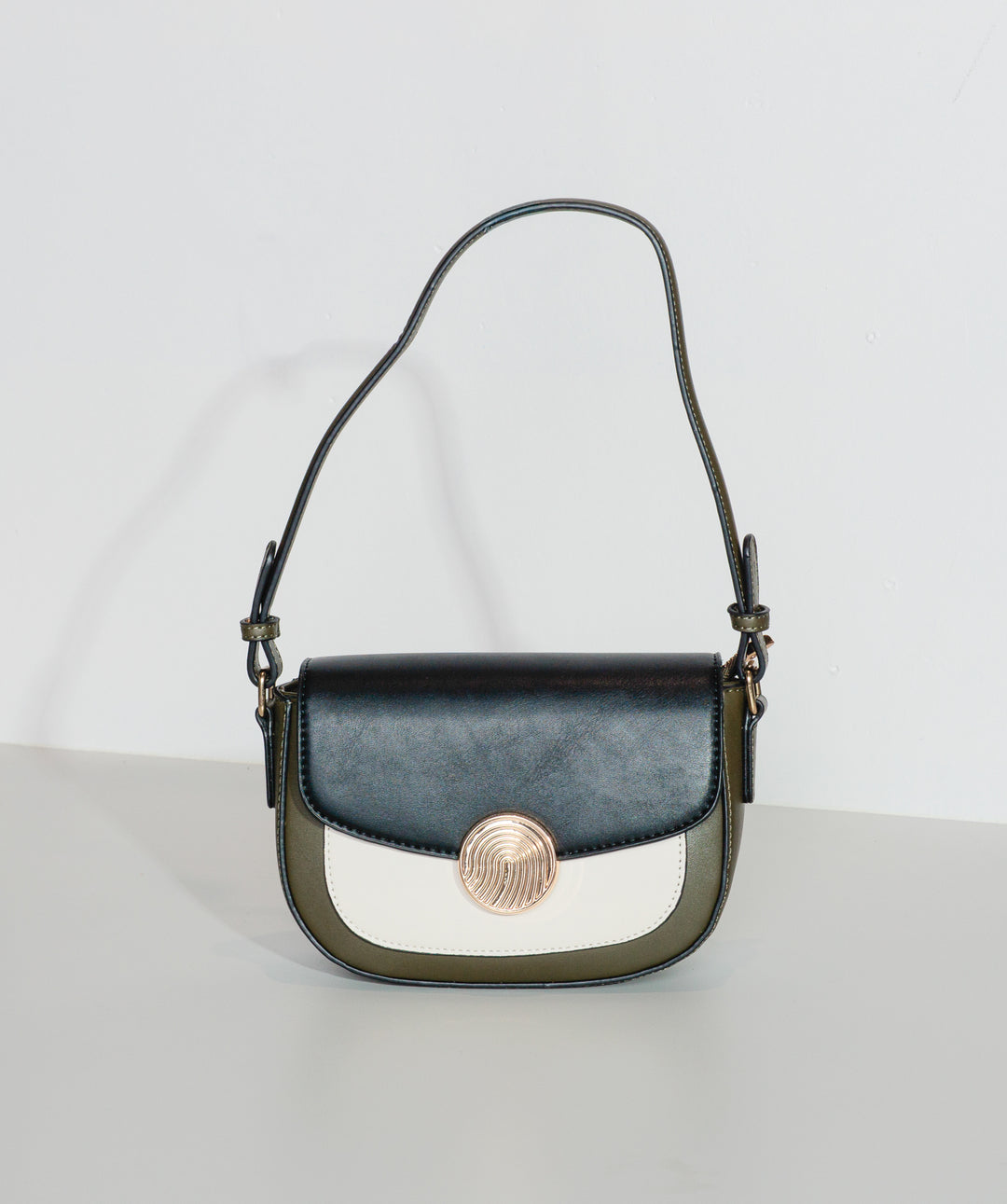 ゴールドモチーフ配色フラップショルダーバッグ
