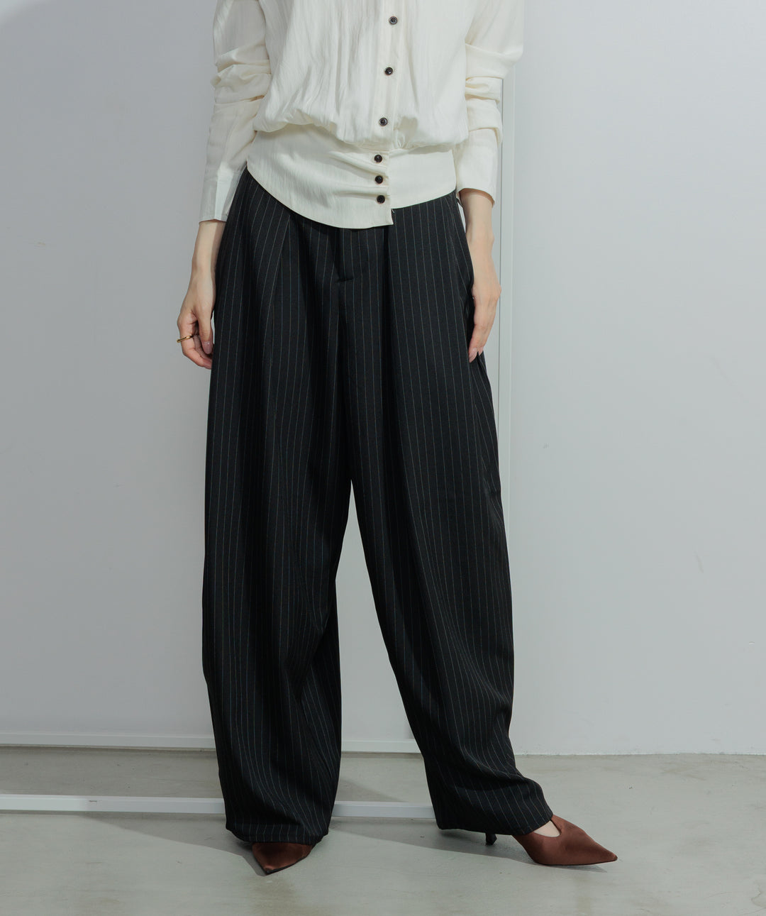 ピンストライプタックパンツ
