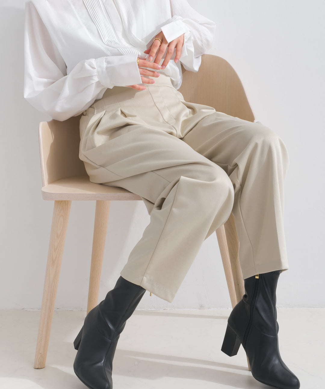 ダブルタックテーパードパンツ