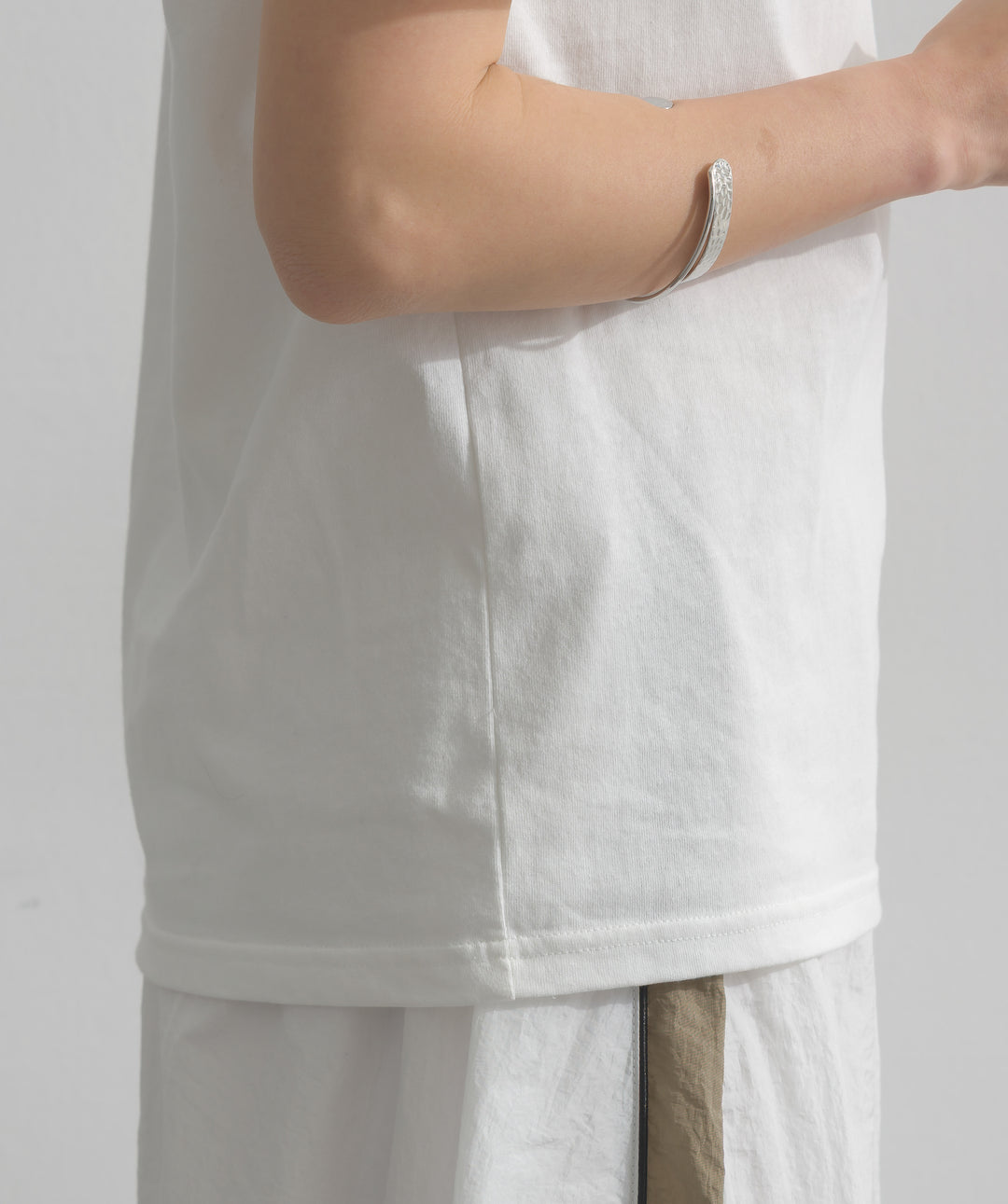 エンボスロゴコンパクトTシャツ