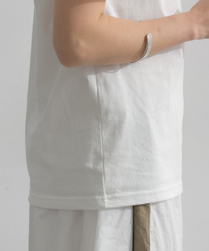 エンボスロゴコンパクトTシャツ