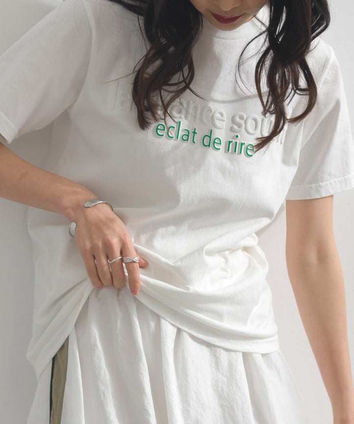 エンボスロゴコンパクトTシャツ