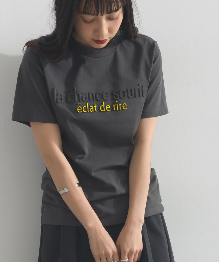 エンボスロゴコンパクトTシャツ