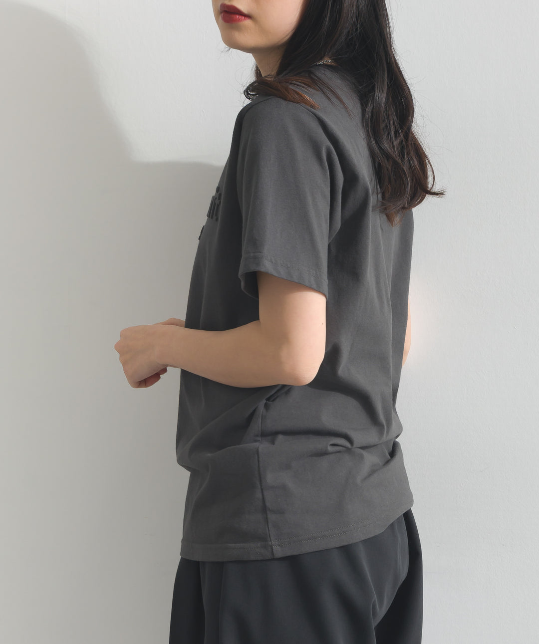 エンボスロゴコンパクトTシャツ