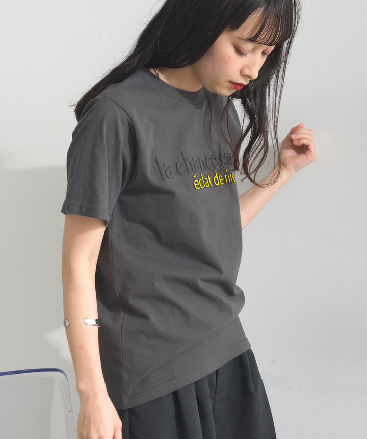 エンボスロゴコンパクトTシャツ