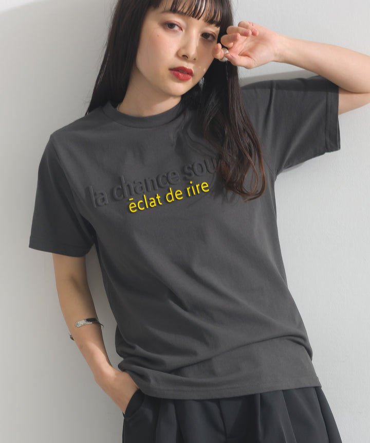 エンボスロゴコンパクトTシャツ