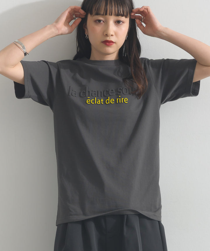 エンボスロゴコンパクトTシャツ