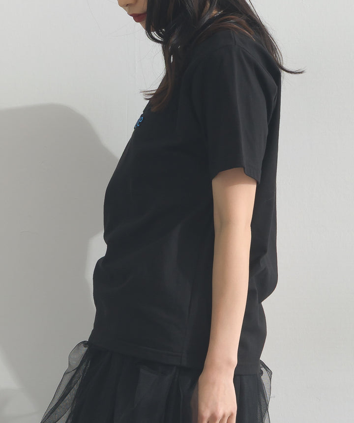 エンボスロゴコンパクトTシャツ