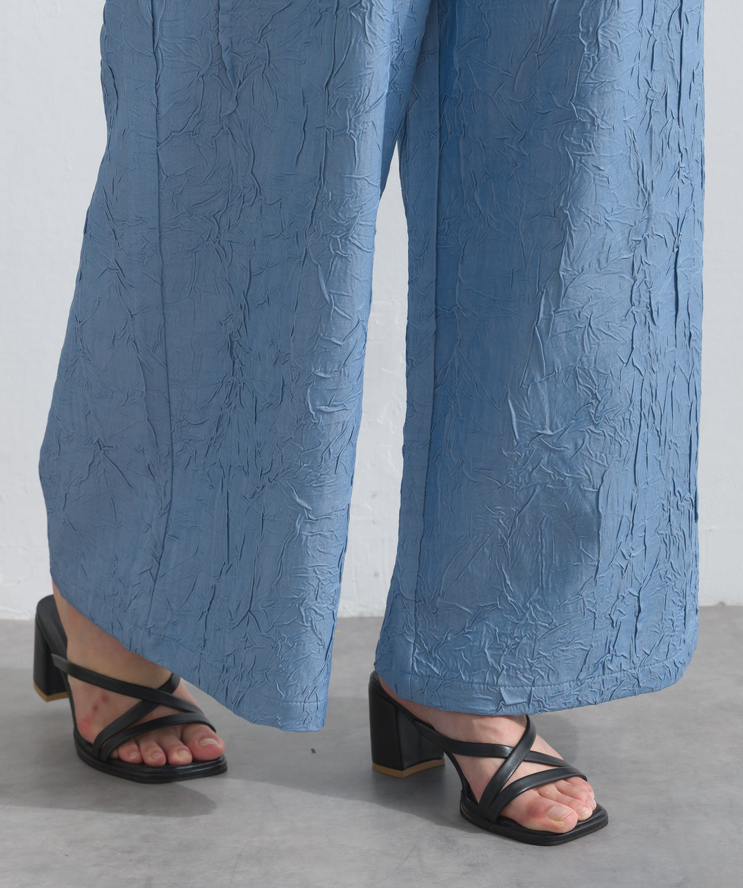 デニム風シワ加工パンツ