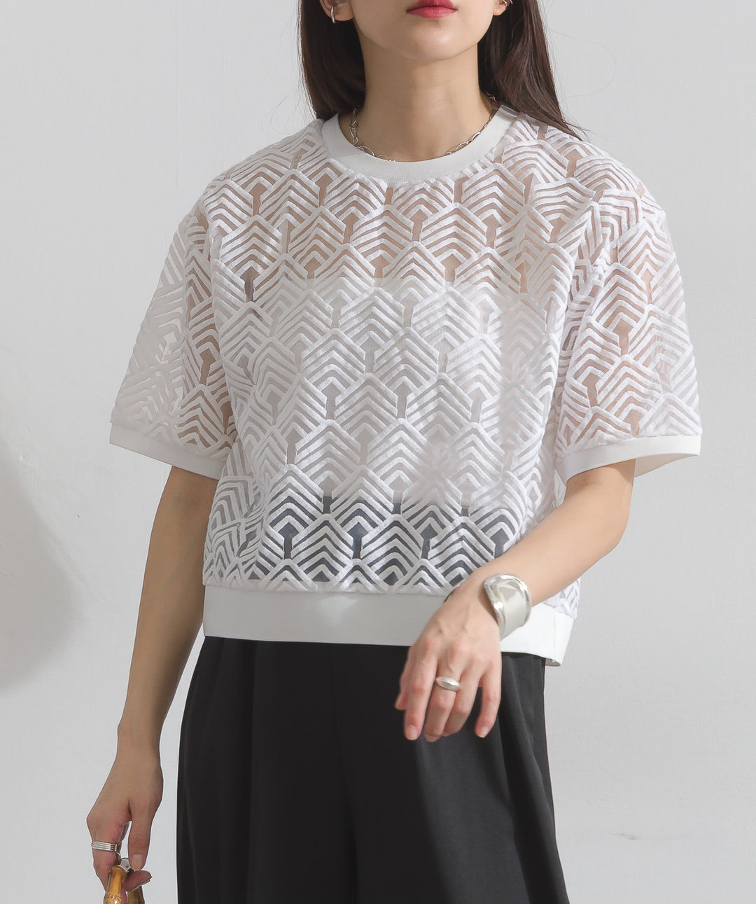 オーガンジー刺繍ブラウス