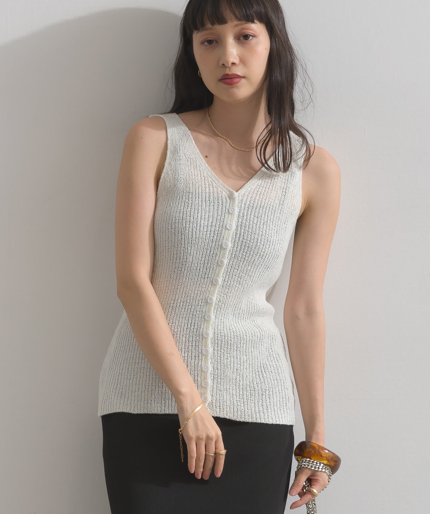 ブークレVネック前ボタンニットタンクトップ – OandI