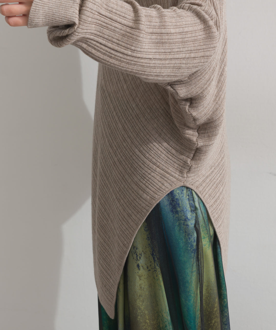 アシンメトリーヘムドルマンプルオーバー