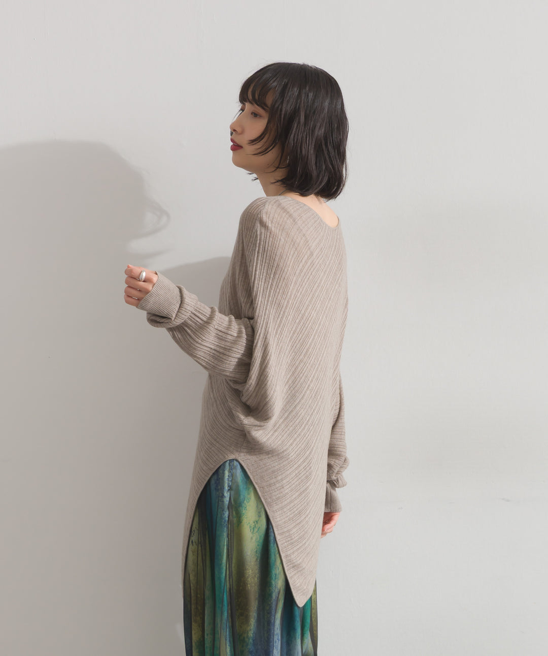 アシンメトリーヘムドルマンプルオーバー