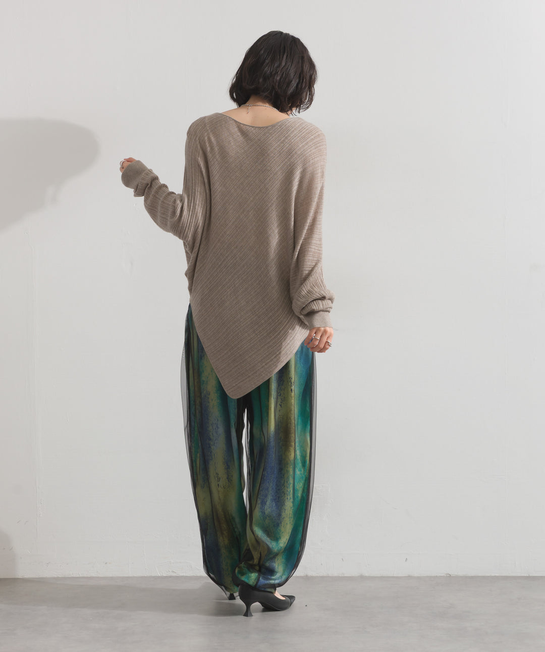 アシンメトリーヘムドルマンプルオーバー