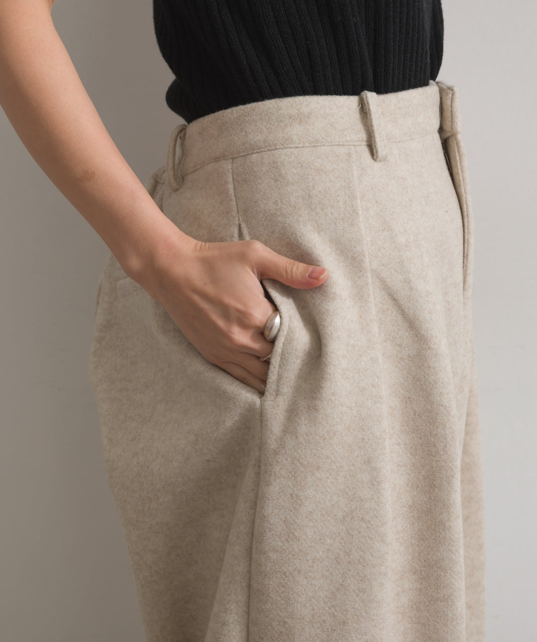 タックトラウザーズパンツ