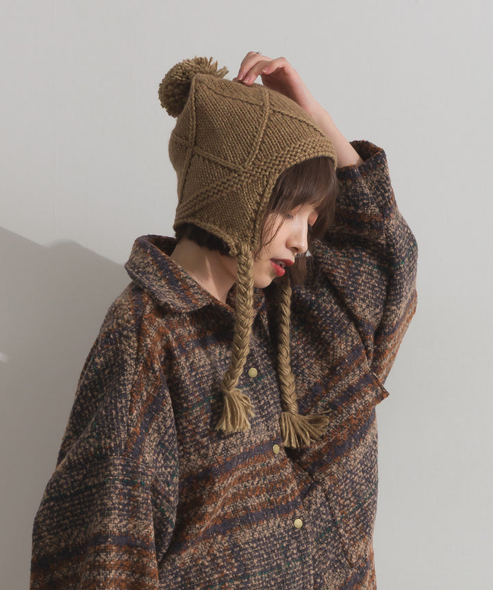 ポンポン付きケーブルニットキャップ