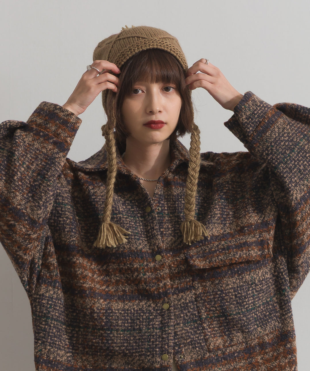 ポンポン付きケーブルニットキャップ