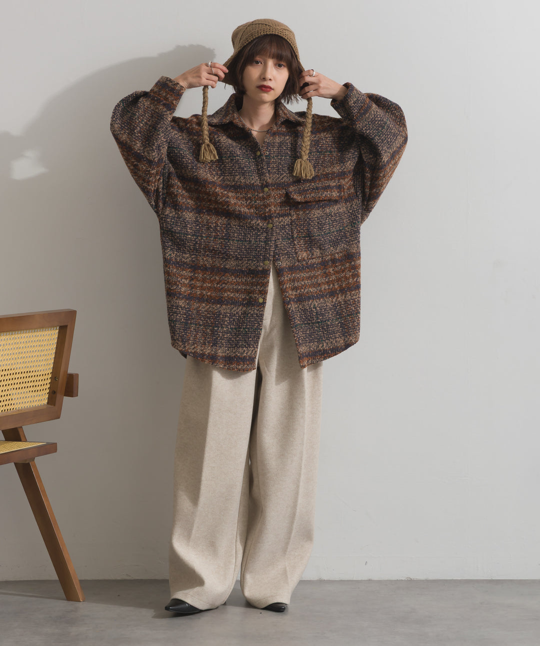 ポンポン付きケーブルニットキャップ