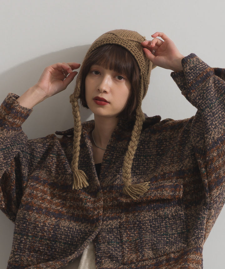 ポンポン付きケーブルニットキャップ