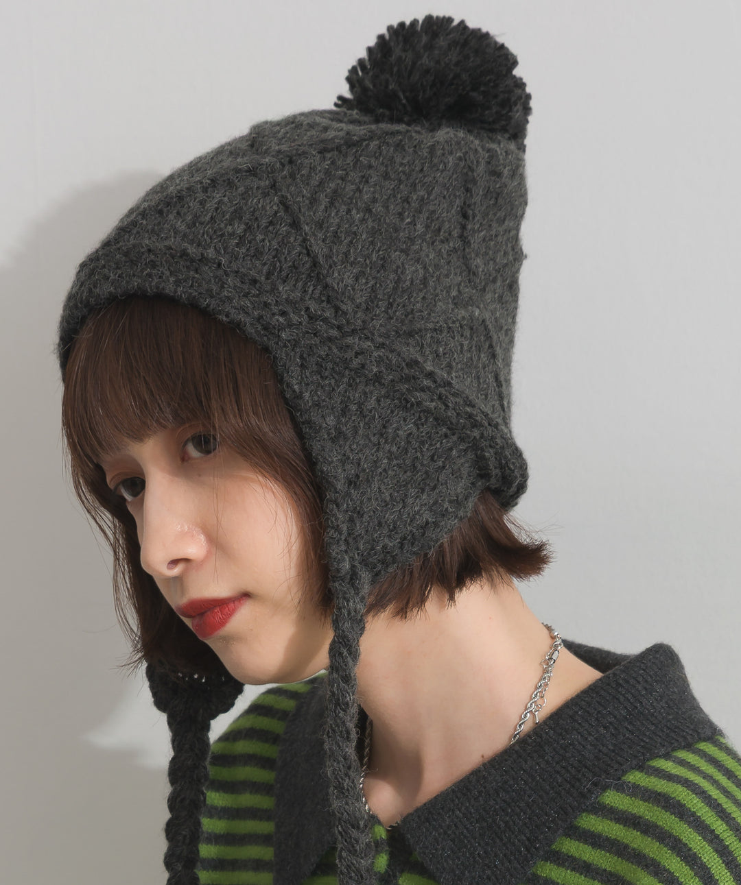 ポンポン付きケーブルニットキャップ