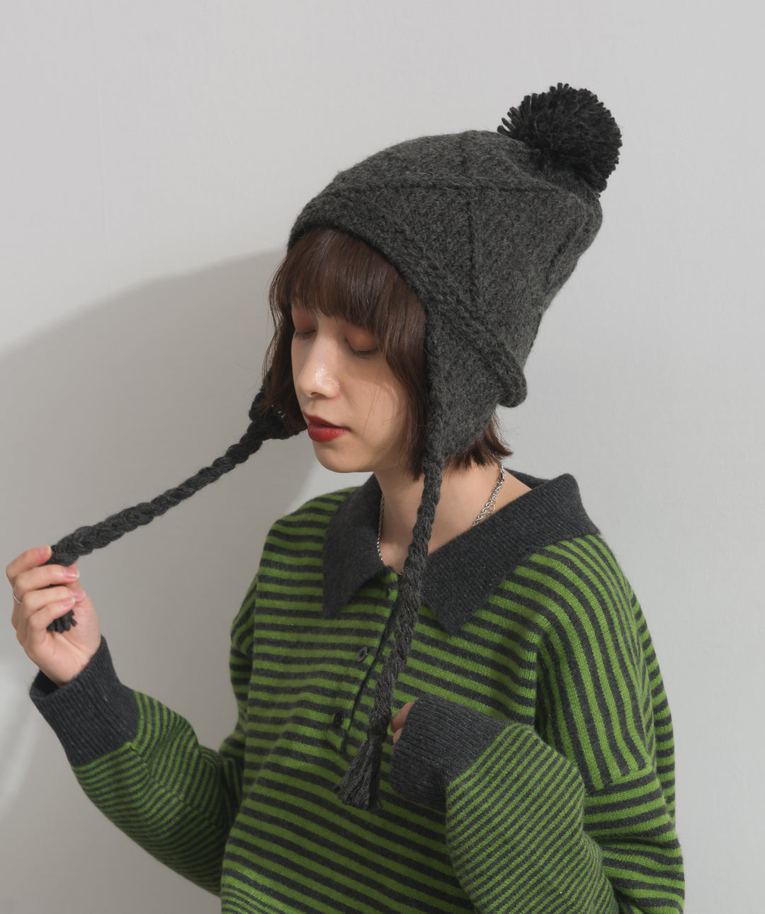 ポンポン付きケーブルニットキャップ