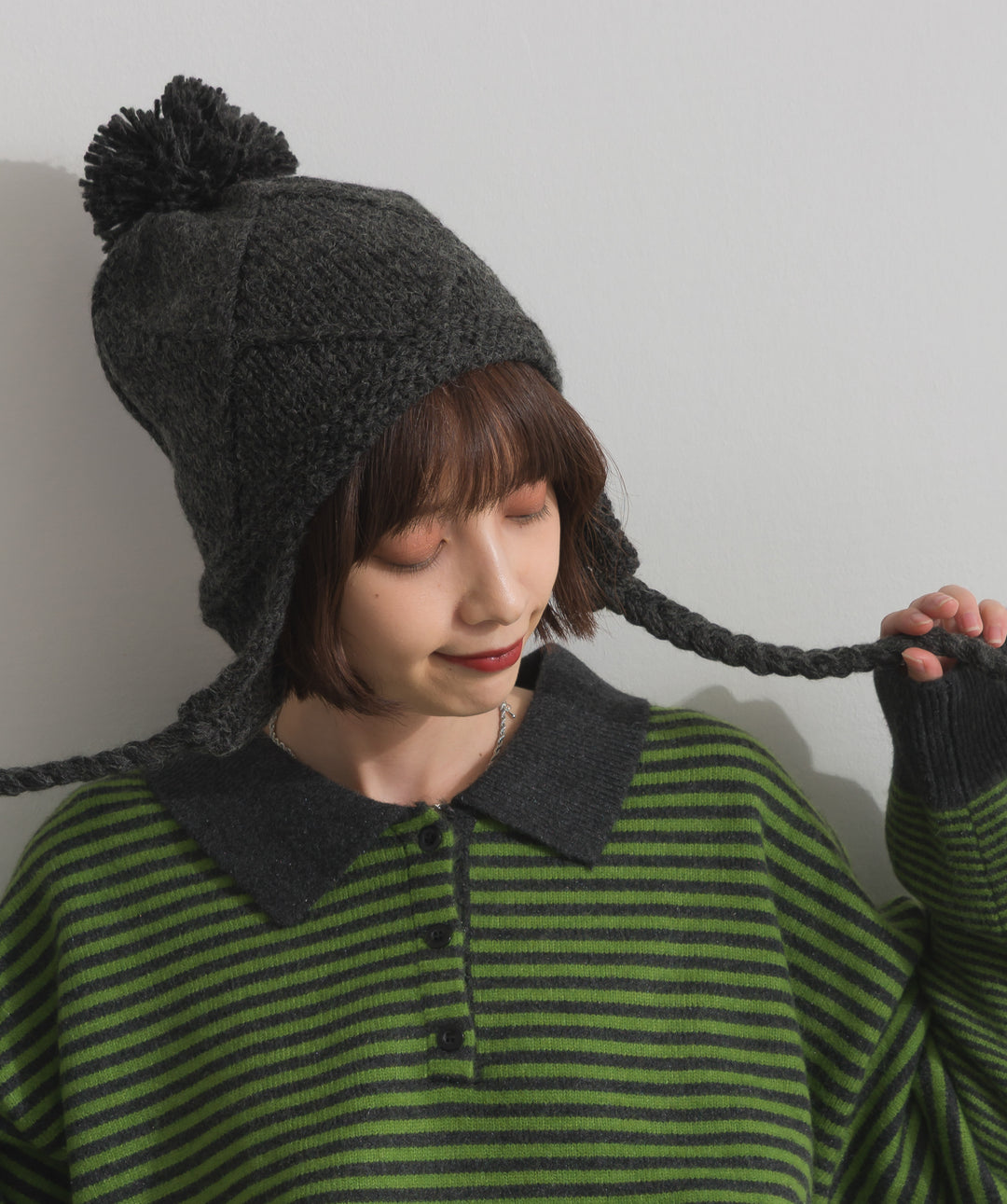 ポンポン付きケーブルニットキャップ