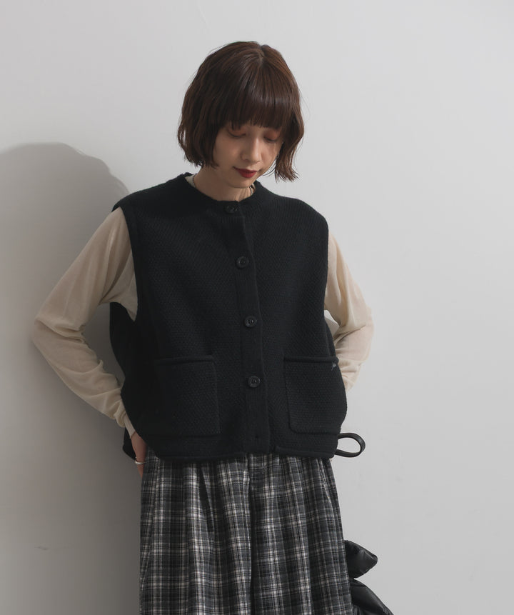 前開きボタンニットベスト