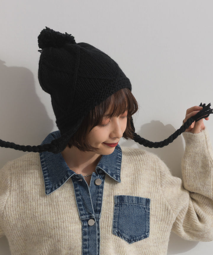 ポンポン付きケーブルニットキャップ