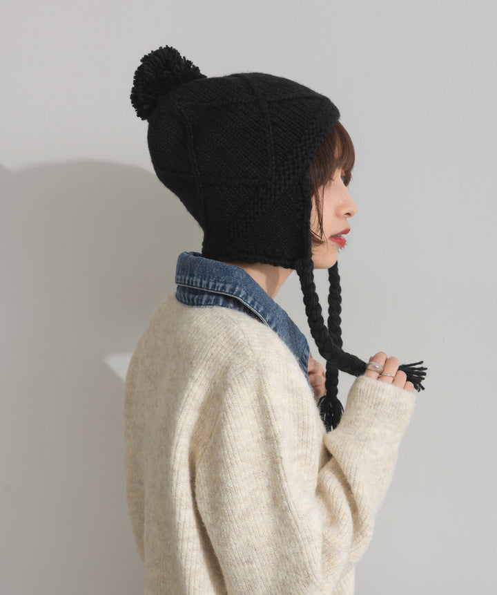 ポンポン付きケーブルニットキャップ